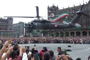 UH-60 Black Hawk fotografiádo después del desfile militar del 15 de septiembre de 2009 en la ciudad de méxico