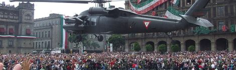 UH-60 Black Hawk fotografiádo después del desfile militar del 15 de septiembre de 2009 en la ciudad de méxico