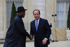French President Francois Hollande greets Nigerian President Goodluck Jonathan. Source: France Diplomatie (Flickr) 