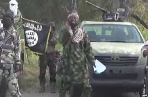 Abubakar Shekau, leader de Boko Haram, still from an October 2014 Boko Haram video communique. (Source: VOA, via Wikipedia)