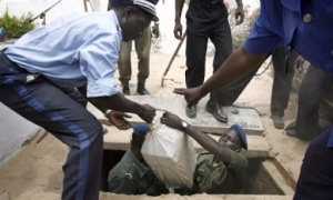 Police officers remove bags of drugs found in the Senegalese town of Nianing, 50 miles south of Dakar. Source: africablogs.wordpress.com