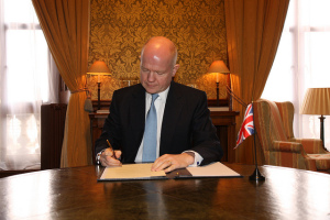 Foreign Secretary William Hague signs the instrument of ratification for the Arms Trade treaty, 27 March 201. Source: FCO (Flickr)